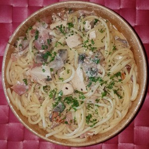 Spaghetti carbonara con pollo y hongos