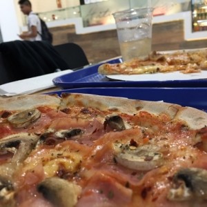 pizza de hongos y prosciutto