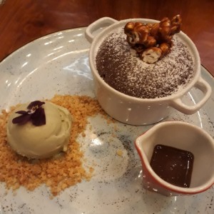 Souffle de Chocolate y helado de albahaca