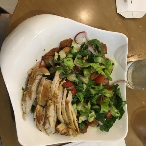 Ensalada Fatush con Pollo