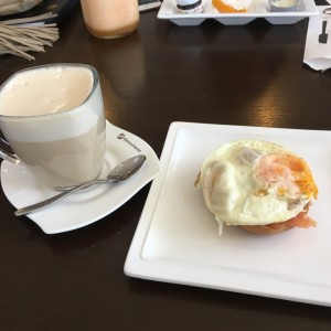 Chai Latte y Salmon Benedicto