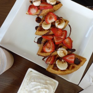 wafles con fresa, banana, chocolate y crema
