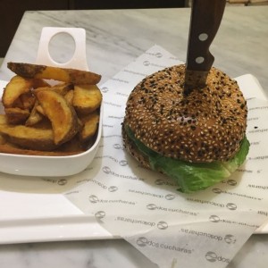 hamburguesa de carne con papas al horno