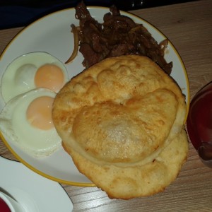 Hojaldre Bistec, Huevos