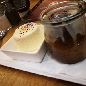 lava de chocolate con helado