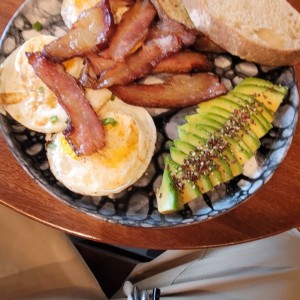 desayuno huevo tocino aguacate 