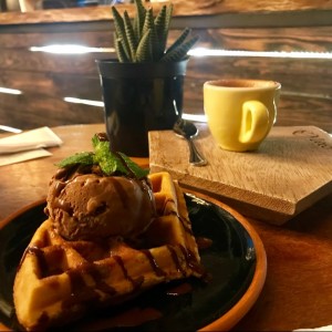 Waffle con helado de chocolate + Macchiato