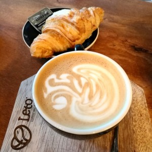 capuchino y croissant