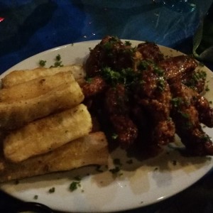 Alitas bbq y Yuca fritas