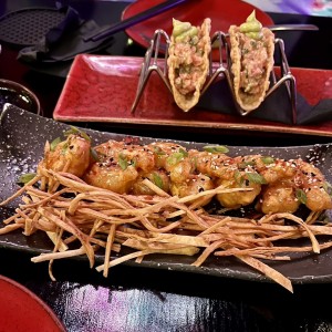 Tacos de atun y shrimp tempura