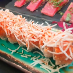 sushi de salmon y melocoton