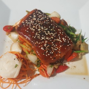 Salmon en salsa teriyaki con vegetales salteados