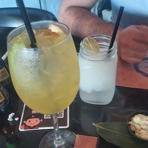 bebidas sangria blanca y limonada 