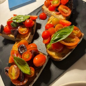 Antipasti - Bruschetta Mediterranea