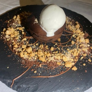 volcan de chocolate con helado de vainilla