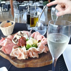 Antipasto mixto y proseco