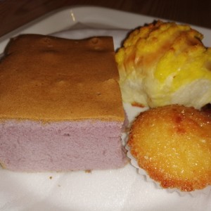 Bizcocho de otoe, cupcake de vainilla con coco, pan con crema y pasitas