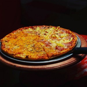 pizza hawaiana y 3 quesos