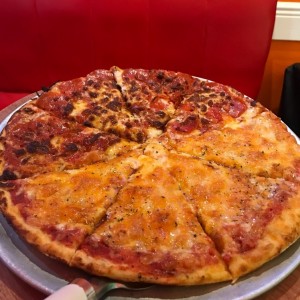 Pizza mitad extra pepperoni y mitad tres quesos