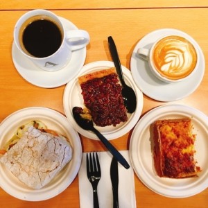 cafe americano, capuchino, pecan pie, emparedado capresse y quiche de salmon