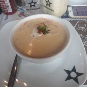 Sopa de pollo con leche de coco