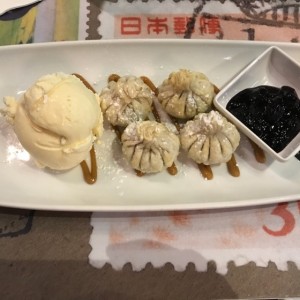 Wonton de queso y dulce de leche con helado