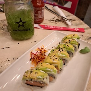 sushi filadelfia y limonada de hierba buena