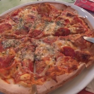 pizza tres quesos + peperonni