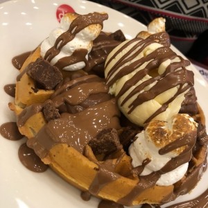 waffle con merengue, chocolate y helado