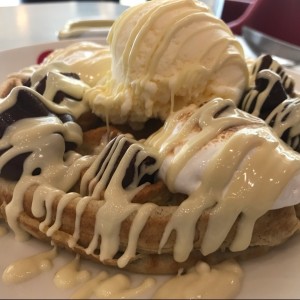 Alaska Waffle con Chocolate blanco derretido