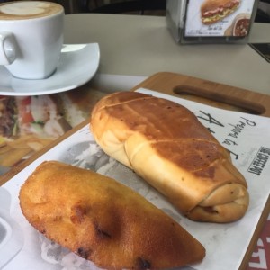 Empanada de carne y cachito de jamon