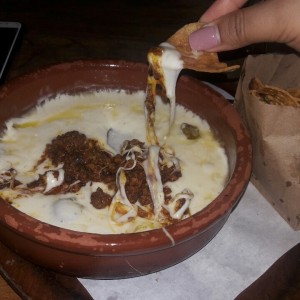 queso fundido con chorizo