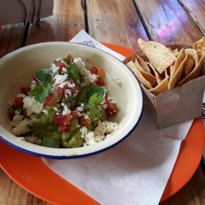 guacamole con totopos