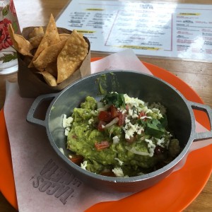 Guacamole con totopos