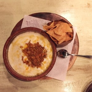 queso fundido con chorizo