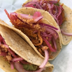 Tacos de cochinilla pibil.