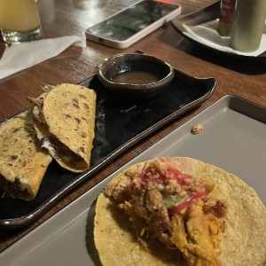 Tacos de birria y taco de cochinita pibil