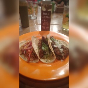 3 tacos: Cochinillo y Cochinilla Pibil