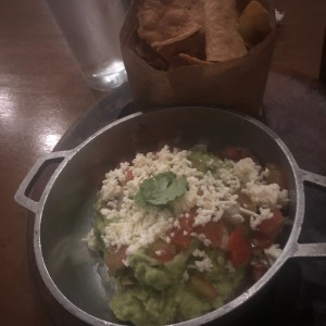 Guacamole y totopos