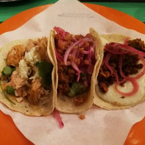 Tacos: pollo pistolero, cochinita pibil y chorizo queso