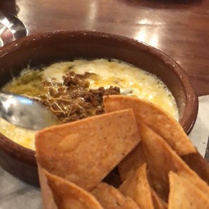 queso fundido con chorizo 