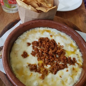 queso fundido con chorizo