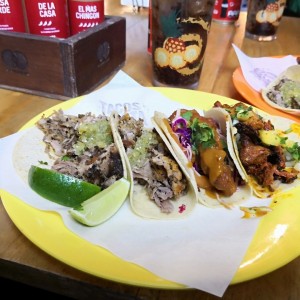 Tacos: Dos de carnitas, mariachi chorrillo y pastor.