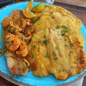 Filete de pescado en salsa de mariscos con patacones 