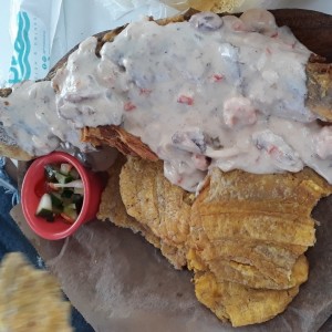 Pescado entero con Crema de Mariscos