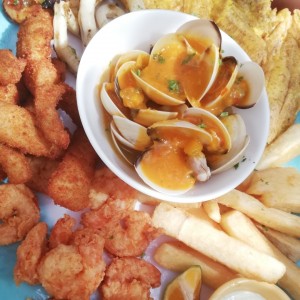 Bandeja para Compartir con camarones, deditos de pescado, calamares y almejas 