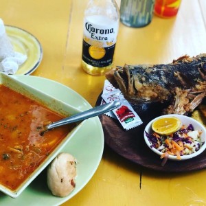 sopa de mariscos y pescado frito 