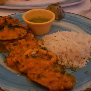 Filete de pescado con salsa de mariscos y arroz