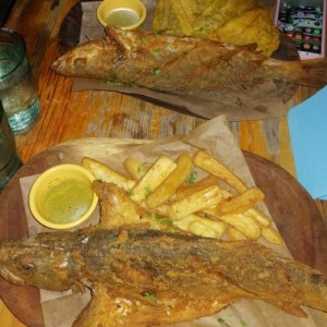 pescado frito con patacones y yuca