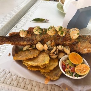 pescado frito con salsa de almejas